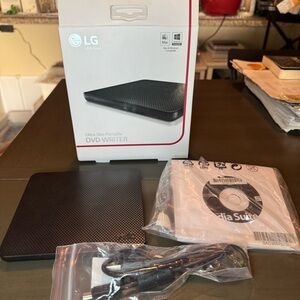 LG SP80NB60 Ultra Slim Portable DVD Writer – USB 2.0, M-DISC, Mac & Windows Comp